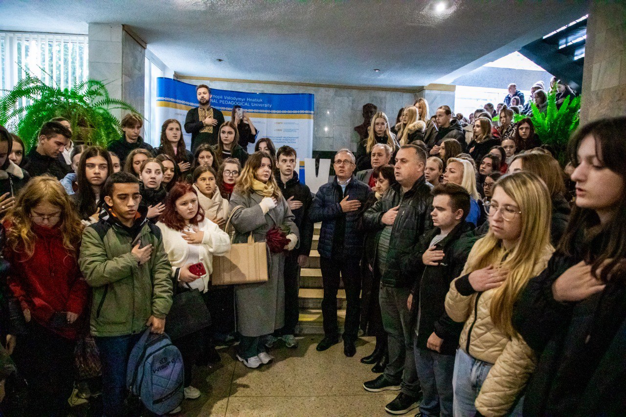 Studenty_spivaiut_himn